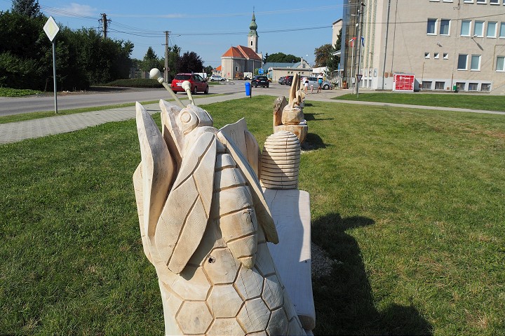 FOTO V Surovciach maju originalne lavicky stare topole dostali druhu sancu