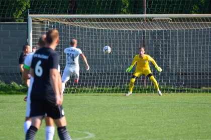 Futbal 7 liga Surovce otocili zapas v Krakovanoch Siladice v Bucanoch