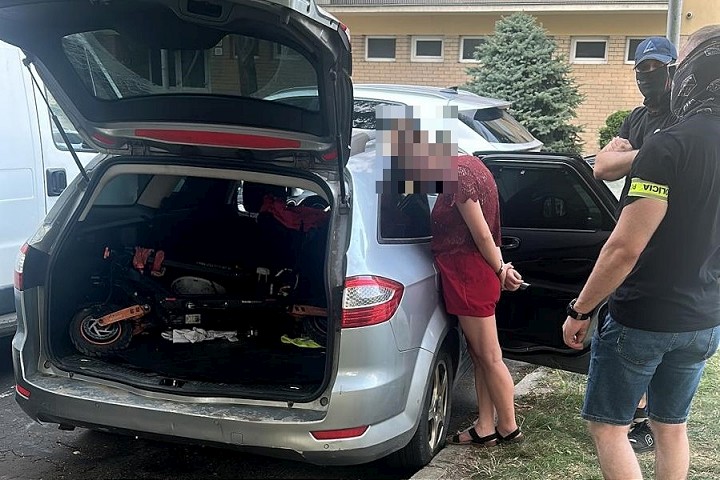 Protidrogova akcia pri Piestanoch policajti zadrzali dilera a dalsich osob