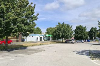 Trnava si prenajala 50 parkovacich miest pred Tescom