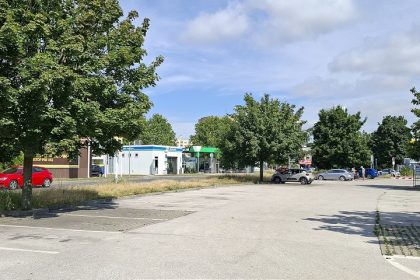 Trnava si prenajala 50 parkovacich miest pred Tescom