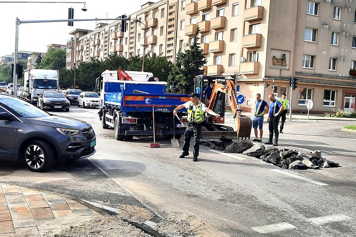 Havaria vodovodneho potrubia skomplikovala dopravu na Hospodarskej ulici