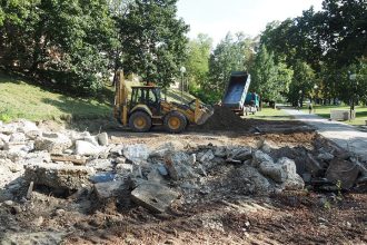 Na promenade zburali cast maleho amfiteatra