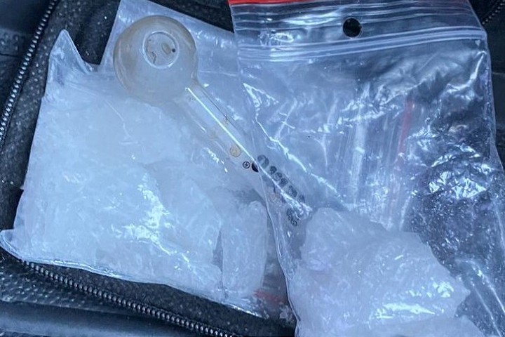 Policia zasiahla proti dilerom pervitinu zena a muz skoncili vo vazbe