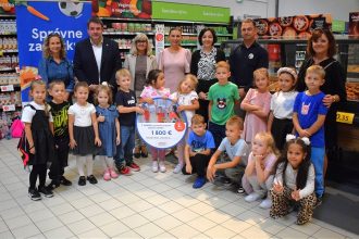Tesco podporilo komunity Peniaze idu pre skolku softbalistky a nepocujucich