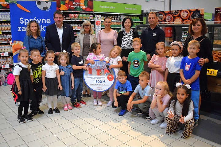 Tesco podporilo komunity Peniaze idu pre skolku softbalistky a nepocujucich