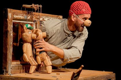 Tri sikovne prasiatka v Malom Berline prekabatia hladneho vlka