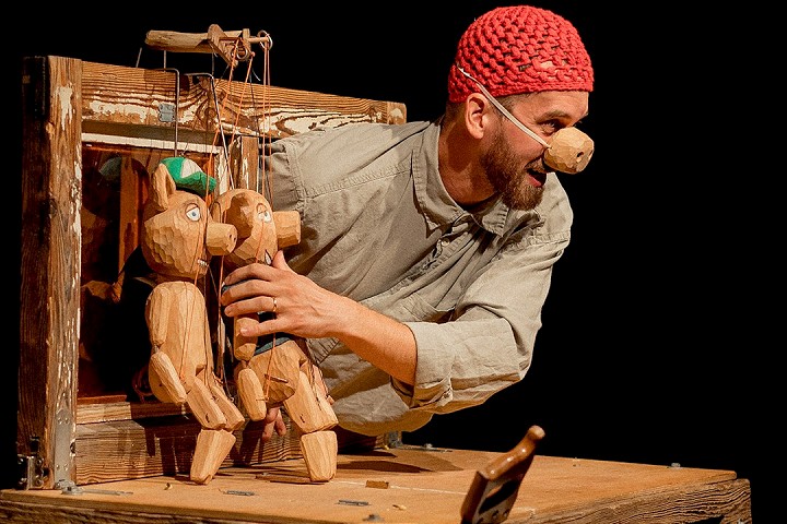 Tri sikovne prasiatka v Malom Berline prekabatia hladneho vlka