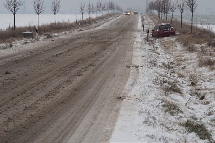 Na cestach je miestami poladovica a kasovity sneh