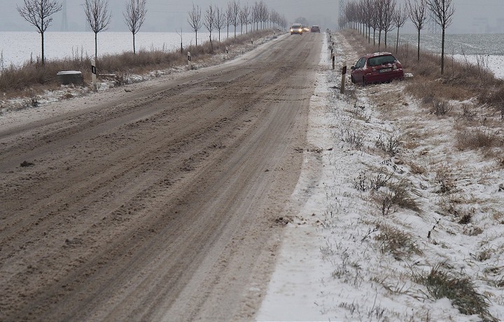Na cestach je miestami poladovica a kasovity sneh
