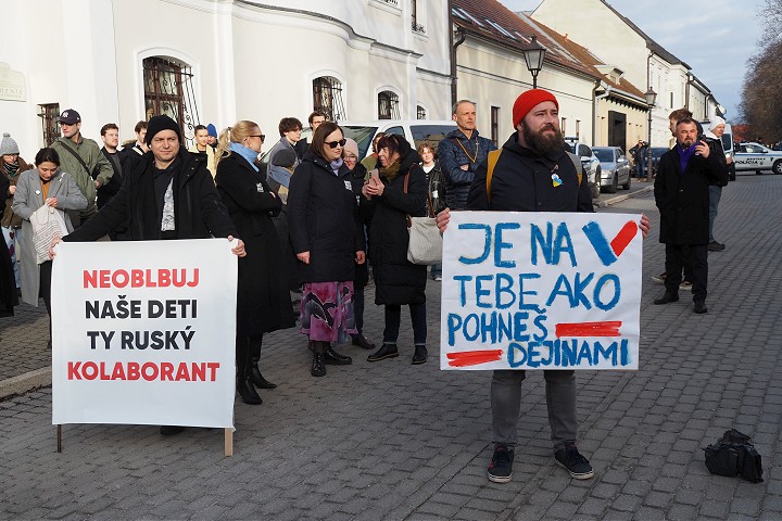 Mladi protestovali pocas diskusie Roberta Fica so studentmi v Trnave