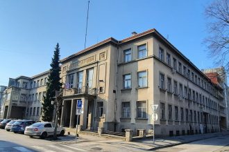 Policajti chybuju obvodne oddelenia celi problemu s obsadenim hliadok