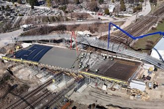 V Seredi betonuju most nad zeleznicou dokonceny bude v lete