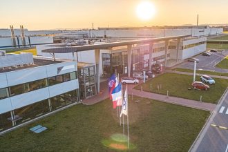 automobilka stellantis planuje prevziat niekolko desiatok zamestnancov zo samsungu