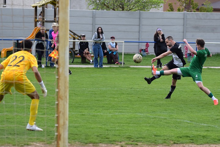 Futbal 7 liga Katlovce vyrovnali naskok Siladic v Bucanoch padlo 10 golov
