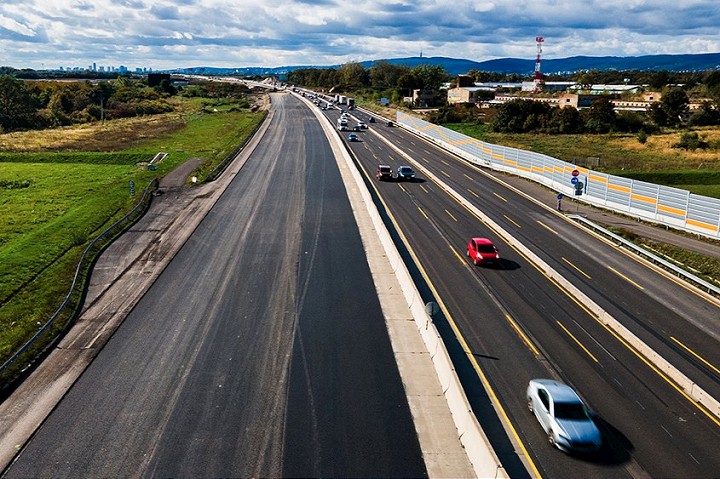 Uzavretie dianice D1 pred Bratislavou od tvrtka veera do nedenho veera