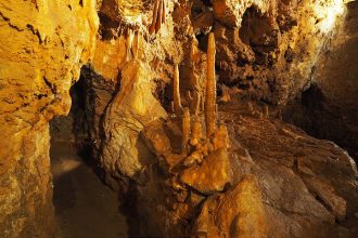 po zime je jaskyna driny opat spristupnena fotenie je bez poplatku