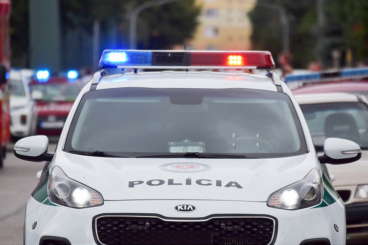 Bizar Muz unikal pred policajtmi v aute preplaval Vah no zatknutiu sa nevyhol