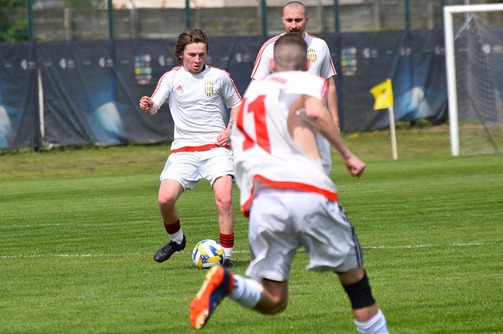 Futbal 8 liga A Slavia vyhrala zapas o zachranu Voderady strelili 12 golov