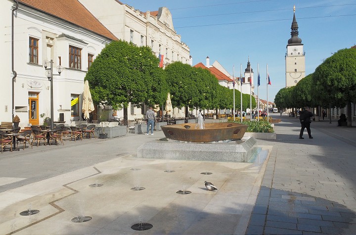Kralovska fontana na Hlavnej ulici v Trnave po rokoch opat v prevadzke