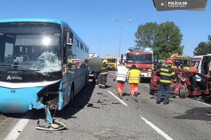 Pri nehode autobusu pri Piestanoch sa zrutilo niekolko ludi zasahoval aj vrtulnik