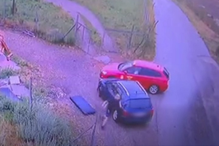 Drsne sceny z Hlohovca Do taxika narazili vytiahli ho z auta a zbili na zemi