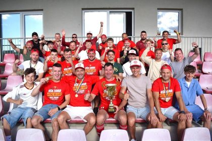 Futbal 8 liga B Cierny Peter pre Sulekovo v Dechticiach sa hralo 12 minut