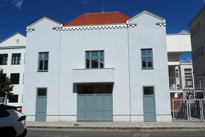 Trnavska univerzita ma novu aulu jej predna fasada pripomina zburane kino