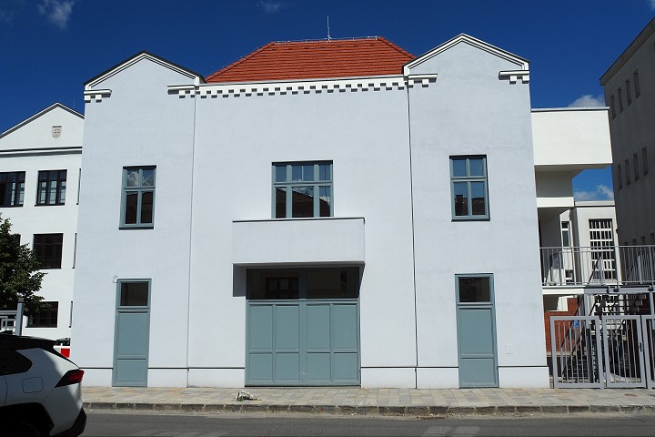 Trnavska univerzita ma novu aulu jej predna fasada pripomina zburane kino