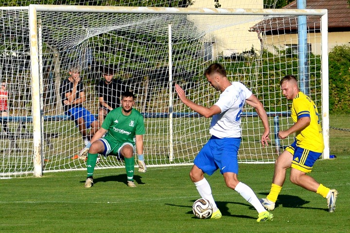 Futbal 5 a 6 liga Jezov hetrik potvrdil triumf Cifera Hlohovec taktiez zvitazil